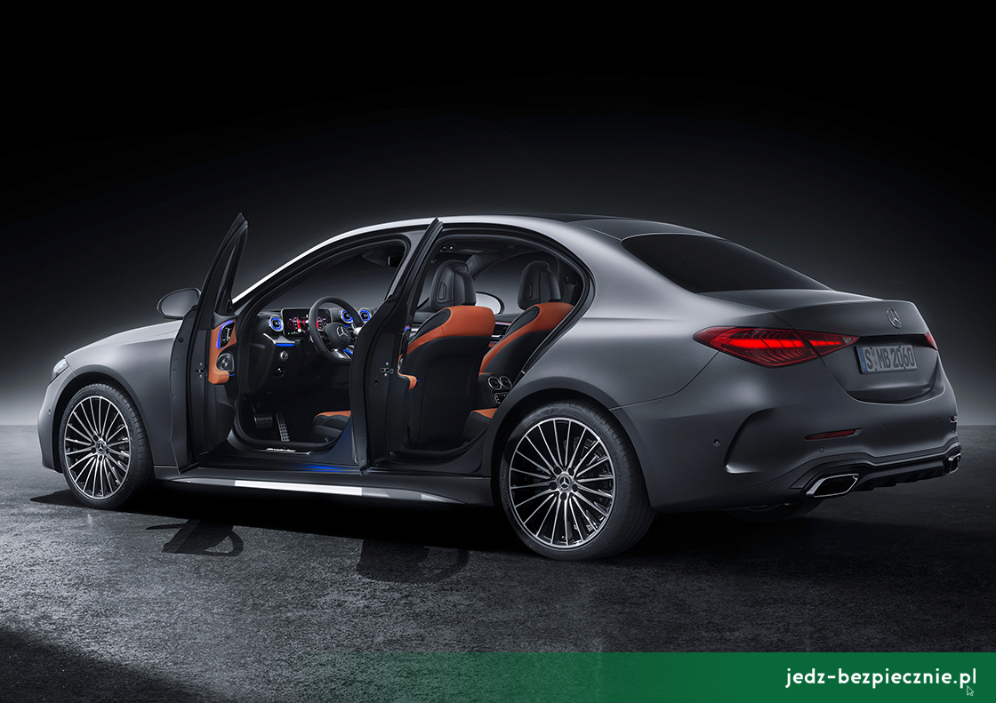 Premiera tygodnia - Mercedes Klasy C - otwarte drzwi i wnętrze wersji sedan